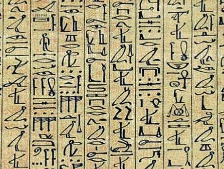 Hieróglifos e egípcio demótico. A tradução da escrita egípcia só foi possível graças a Pedra Roseta, que possibilitou o entendimento de alguns significados desses símbolos.