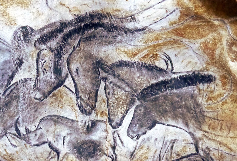 Uma das mais icônicas pinturas rupestres do mundo localizada na caverna de Chauvet na França mostra cavalos pintados na parede de forma sobreposta para dar uma impressão de movimento.
